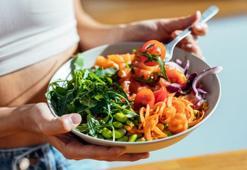 Diyet yapmadan ve aç kalmadan kilo vermenin anahtarı: Yiyip yiyip kilo almayanlar farkında olmadan bunları yapıyormuş! İşte o alışkanlıklar