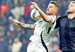 Kartal duvara çarptı