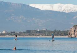 Aynı günde aynı yerde iki mevsim! Bir tarafımızda kar var, bir tarafımız yaz