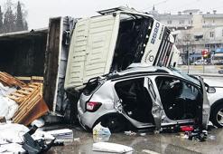 Otomobilin üzerine kamyon devrildi