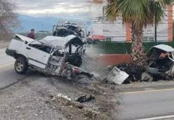 Hatay’da feci kaza! Ağaca çarpan otomobil ikiye bölündü