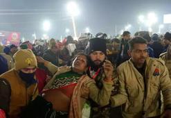 Hindistan'daki Kumb Mela dini festivalinde en az 12 kişi ezilerek öldü