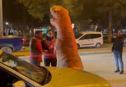 Isparta'da GBT'ye takılan dinozor polisleri gülmekten kırdı geçirdi