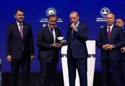Cumhurbaşkanı Erdoğan'dan Yıldırım Demirören'e plaket
