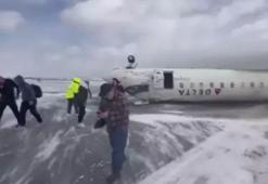 Toronto'da iniş yapan uçak ters döndü