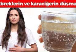 Bardak bardak içiyoruz ama böbrekleri diyalize sürükleyip karaciğeri mahvediyor! Kemikleri eritip kalsiyum ve magnezyum depolarını sıfırlıyor!