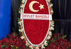 Devlet Bahçeli'nin AK Parti kongresi aranjmanı! Gül ve karanfil sayılarıyla verilen kritik mesajlar