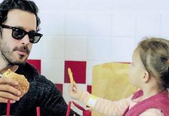 Baba-kızın hamburger keyfi
