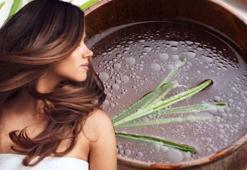 Saç köklerine vitamin yüklüyor! 30 dakika bekletmek yetiyor: Avuç avuç dökülmeyi engelleyip kepeğin kökünü kazıyor, tek kökten 3 tel saç çıkartıyor!