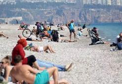 Sıcaklık 20 dereceyi buldu! Antalya'da sahiller doldu