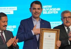 Bakan Kurum'a Hatay'da hemşehrilik beratı: Bu berat zor zamanlarda verilen sözü tutmanın tescilidir