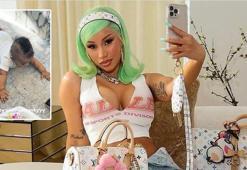 Kızını ilk kez gösterdi