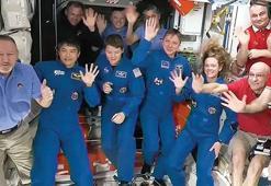 Mahsur astronotlar yeni ekibi karşıladı