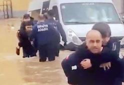 Öğrenci servisi sular altında