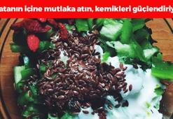 Salatanıza kaşık kaşık ekleyin! Bağırsakları motor gibi çalıştırıp kemikleri betona çeviriyor, insülin direncini paramparça ediyor! Doğal şeker ilacı