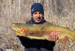 Balıkçının hayalini gerçekleştiren av! Dev somonu görünce şaşkına döndü