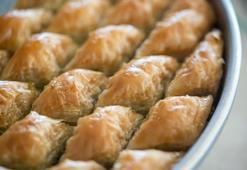 Tadına doyum olmuyor, bir yiyen bir daha istiyor! Yapamam diyenlerin bile kolayca yapacağı çıtır çıtır pratik baklava tarifi
