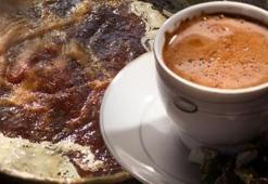 Kahvenin içine kaşık kaşık koyun! Tıkalı bağırsakları motor gibi çalıştırıyor, kabızlığı bitiriyor