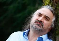 Usta sanatçı Volkan Konak konser sırasında fenalaştı kaldırıldığı hastanede hayatını kaybetti