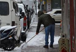 Nisan ayında kar yağışı sürüyor