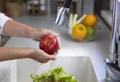 Meyve ve sebzeleri sakın yıkamadan yemeyin!