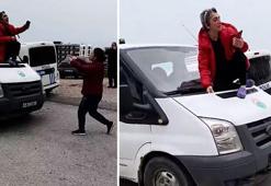 Sahipsiz hayvanları toplayan zabıta görevlilerinin aracına çıktı! Kadını polis zor ikna etti, olay anı kamerada