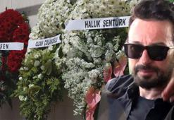 Tarkan'a cenazede büyük vefasızlık! Dostları çelenk yolladı, küs olduğu isim yalnız bırakmadı
