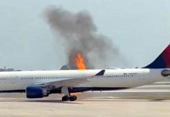 ABD'de uçağın motoru alev aldı! 282 yolcu tahliye edildi