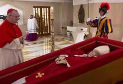 Dünyanın konuştuğu kareler! Francis'in tabuttaki görüntüsü paylaşıldı