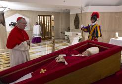 Vatikan Papa Francis'in tabuttaki görüntüsünü paylaştı