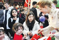 Hasta çocukları sevindirdiler