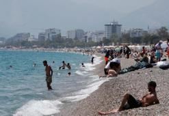 Yaz erken geldi! Vatandaşlar kendilerini plaja attı