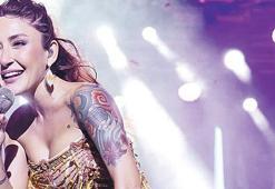 Melek Mosso'dan estetik çıkışı! Kalçaya var kulağa yok