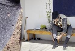 Çoraplarını kıyafetlerinin üzerine çekiyorlar! Korku içinde yaşıyorlar