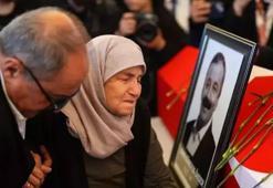 Sırrı Süreyya Önder'e acı veda! Cenaze namazına yoğun katılım... Anneden son bakış