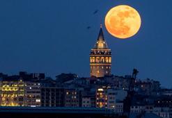 İstanbul'da dolunay manzarası izleyenleri büyüledi!