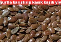 Kabızlığı önleyip bağırsakları çalıştırıyor! Yoğurdun içine kaşık kaşık ekleyin: Mide asidini sıfırlıyor