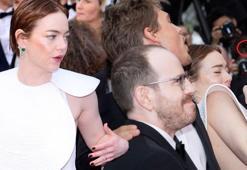 Kırmızı halıda ‘arı’ paniği! Emma Stone çok korkunca imdadına rol arkadaşları yetişti!