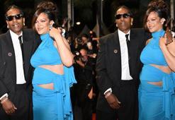 Rihanna'dan göbek şov