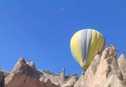 Avanos'ta sıcak hava balonu kayalıklara sıkıştı: 20 turist mahsur kaldı