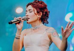 Melek Mosso depremzedeler için konser verdi! 'Çok yaralandık'