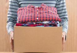 Tişörtü yıllardır yanlış katlıyormuşuz! Yerden tasarruf ettiren pratik katlama yöntemi