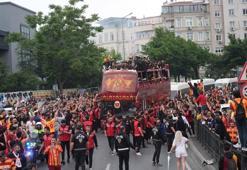 Galatasaray taraftarıyla bütünleşti, Yenikapı'da şampiyonluk kutladı! İşte görüntüler
