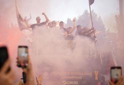 Fenerbahçe Beko, Euroleague şampiyonluğunu taraftarıyla kutladı