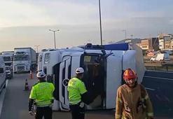 TEM'de TIR devrildi! İstanbul yönünde yoğunluk oluştu