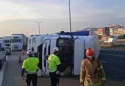 Pendik TEM Otoyolu'nda TIR devrildi