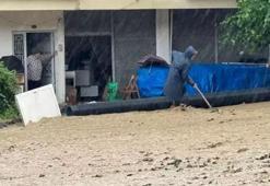 Sel bir yandan heyelan bir yandan! Kentte hayat felç oldu