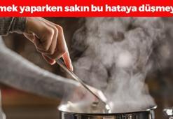 Yemek pişirirken sakın bu hatayı yapmayın! Cildi sivilce basmasına neden oluyor, çözümü çok basit!