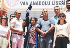 Ayakta mezuniyet sevinci