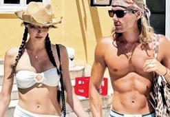 Ünlü çift adada aşk tazeledi! Bir an olsun elini bırakmadı